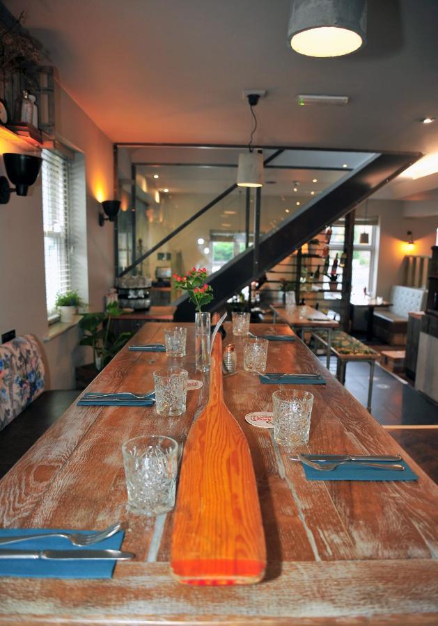 The Tal-Y-Cafn Hotel 康威 外观 照片
